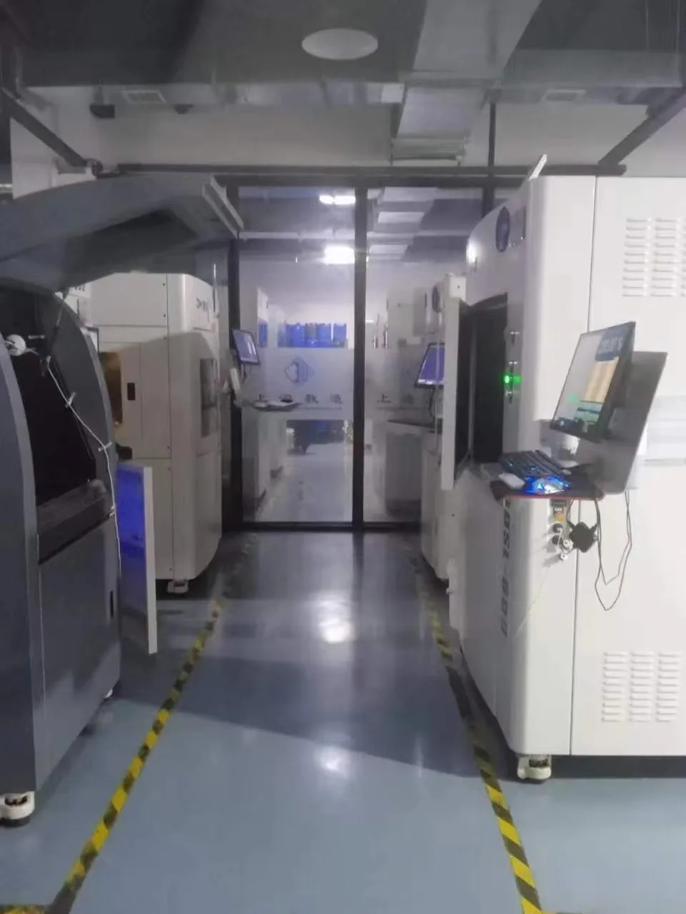 Industrial 3D printers running in the Key-Joint prototyping room